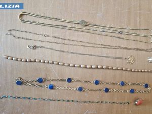 Truffatore 16enne si finge poliziotto per rubare i gioielli 