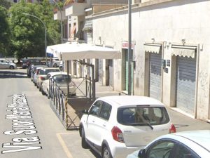 Roma, parcheggia in divieta di sosta, la moto cade e uccide 