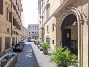 Esplosione in un'abitazione nel centro storico di Roma