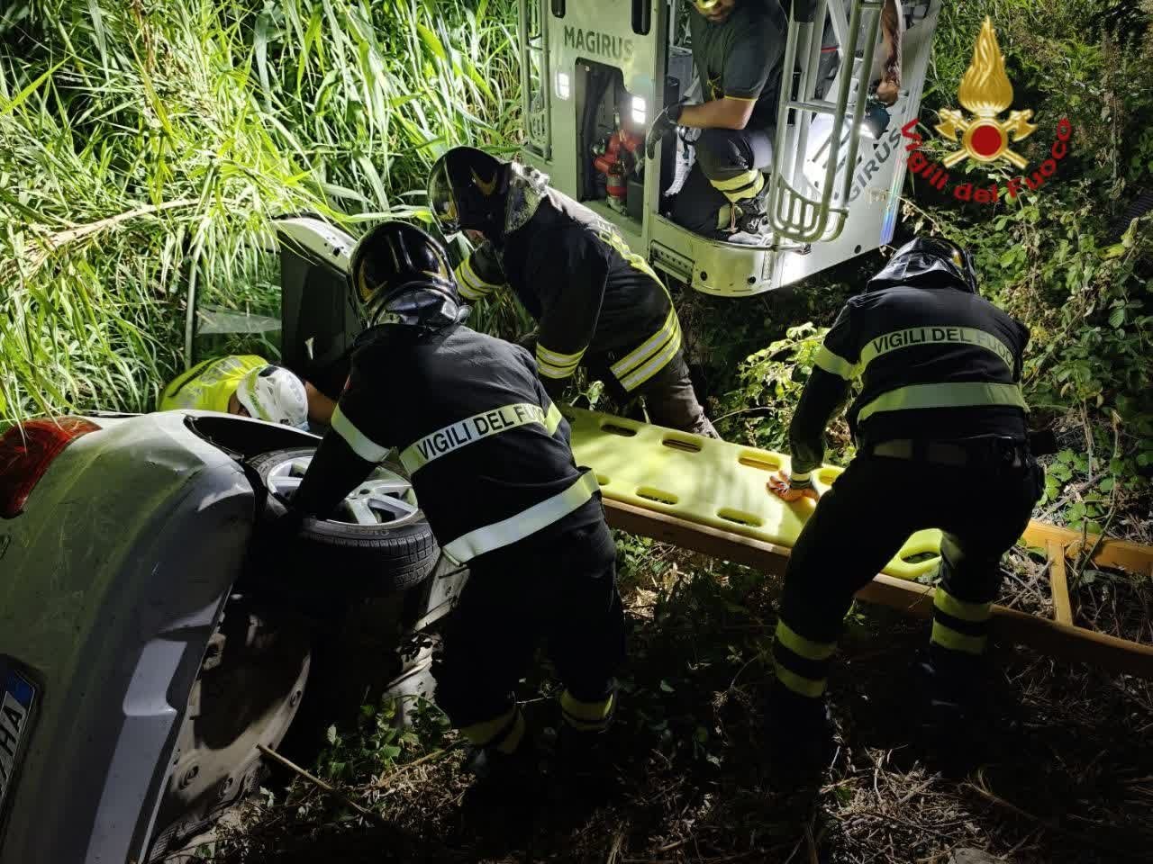 I vigili del fuoco con la barella durante le operazioni di recupero