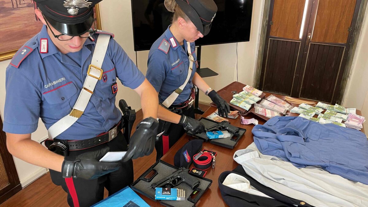 I carabinieri e il materiale sequestrato.