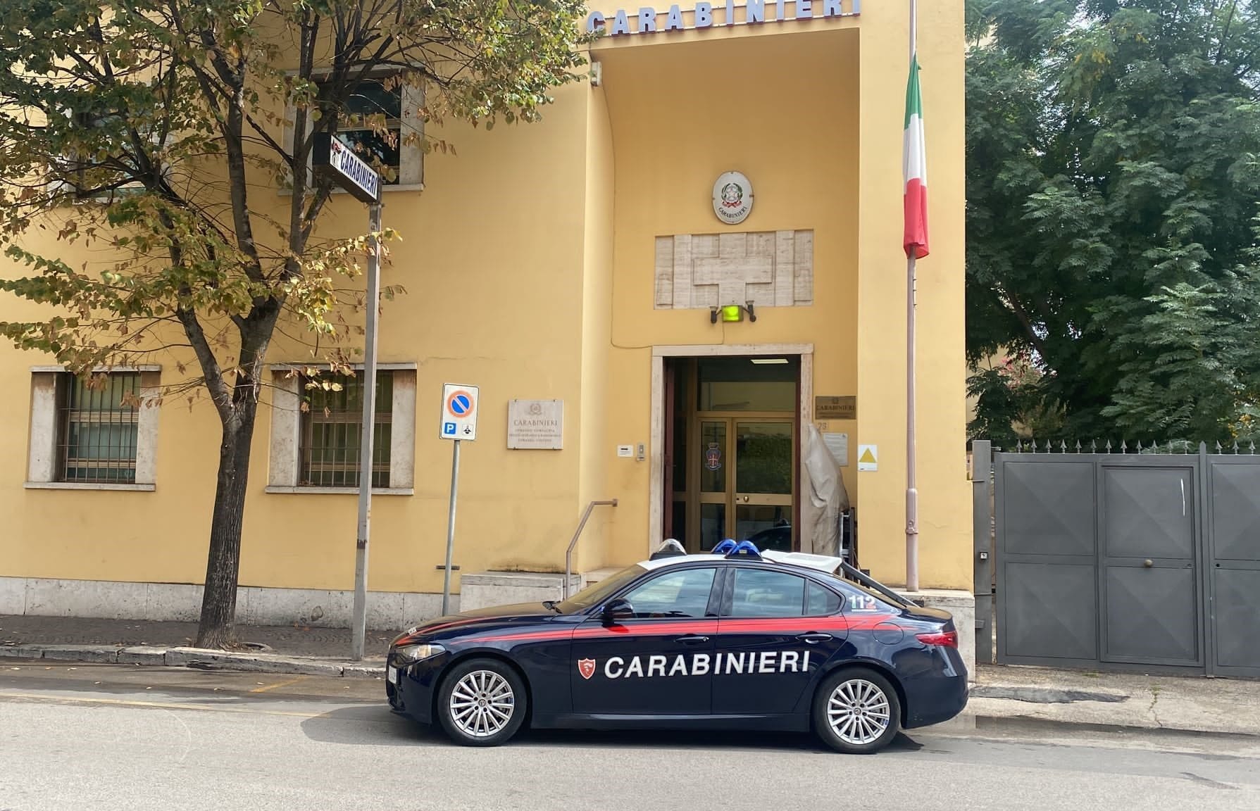 I carabinieri di Pomezia intervenuti dopo la lite in cui il ragazzo è rimasto sfregiato con l'acido.