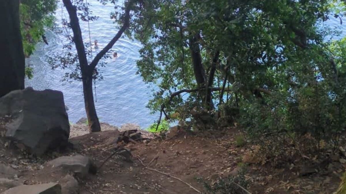 Il punto in cui è scivolata la giovane, sul lago di Albano.