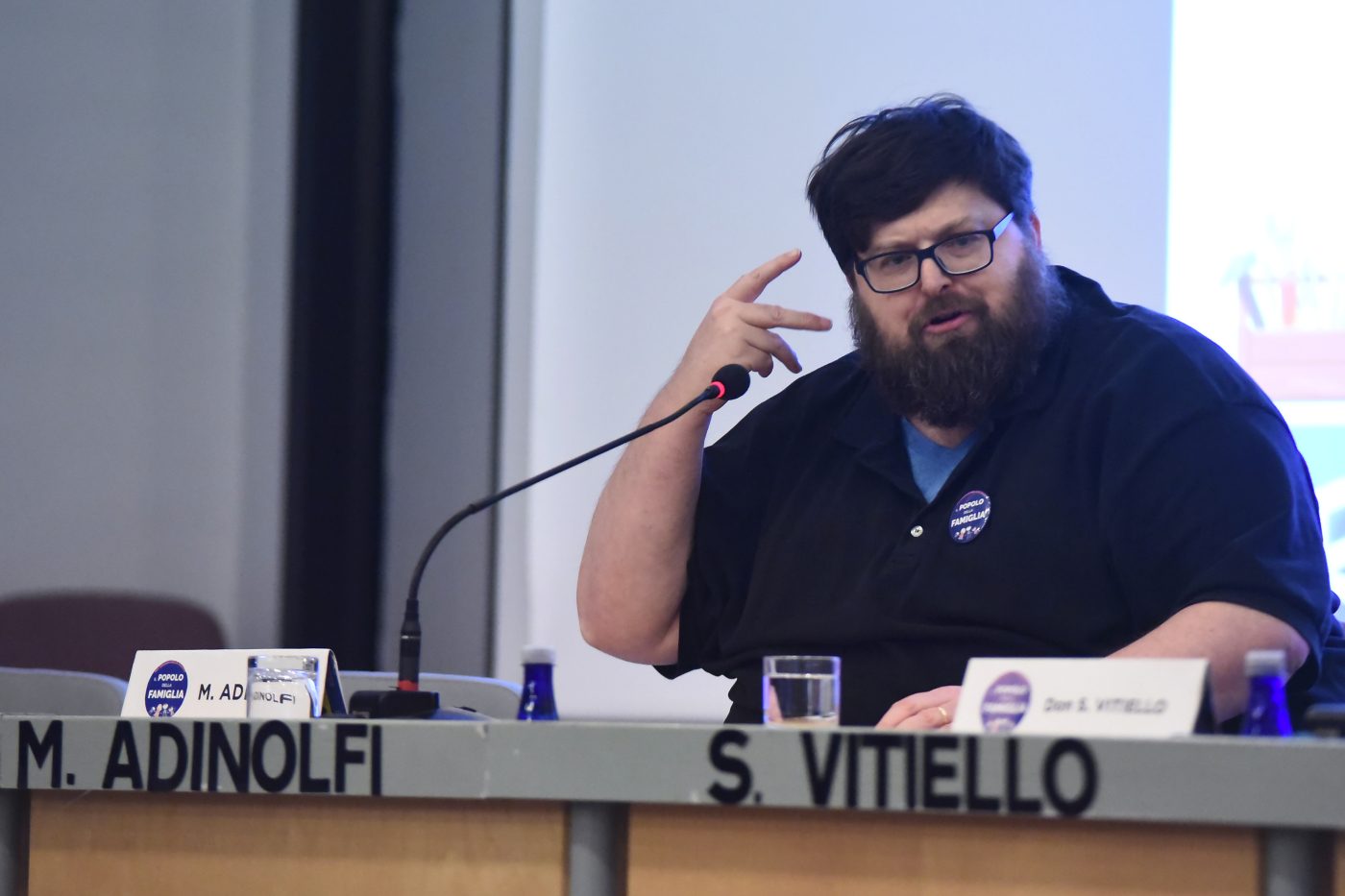 Arresto a Roma: il profilo pubblico tra giornalismo, politica e poker di una figura controversa