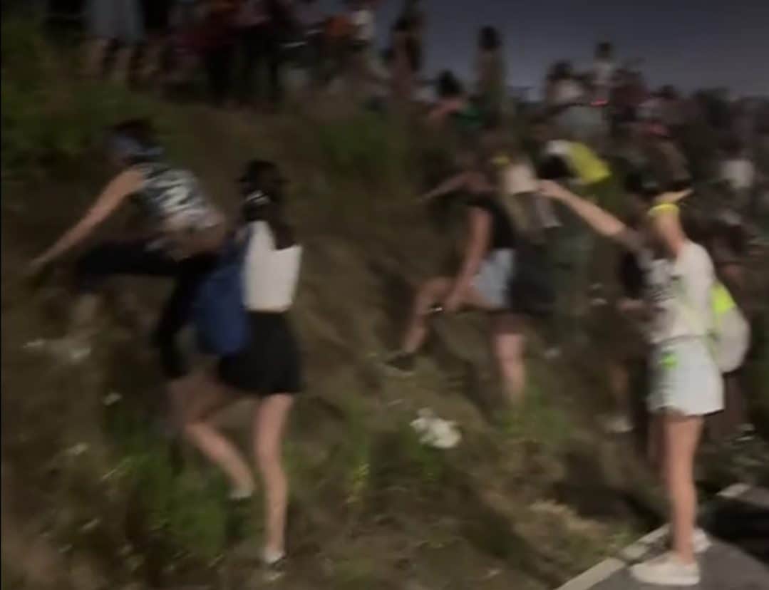 Le persone che vanno verso l’uscita dopo la fine del concerto di Ultimo. Da un video TikTok.