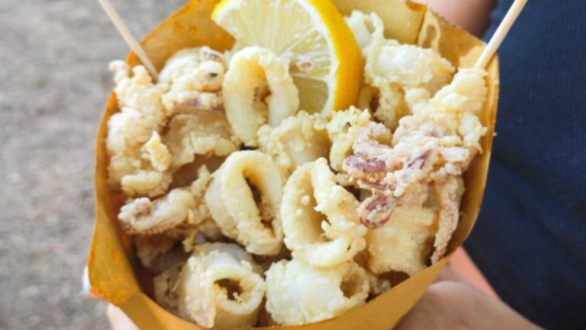 Un cartoccio di frittura di pesce alla Festa del Mare a Terracina