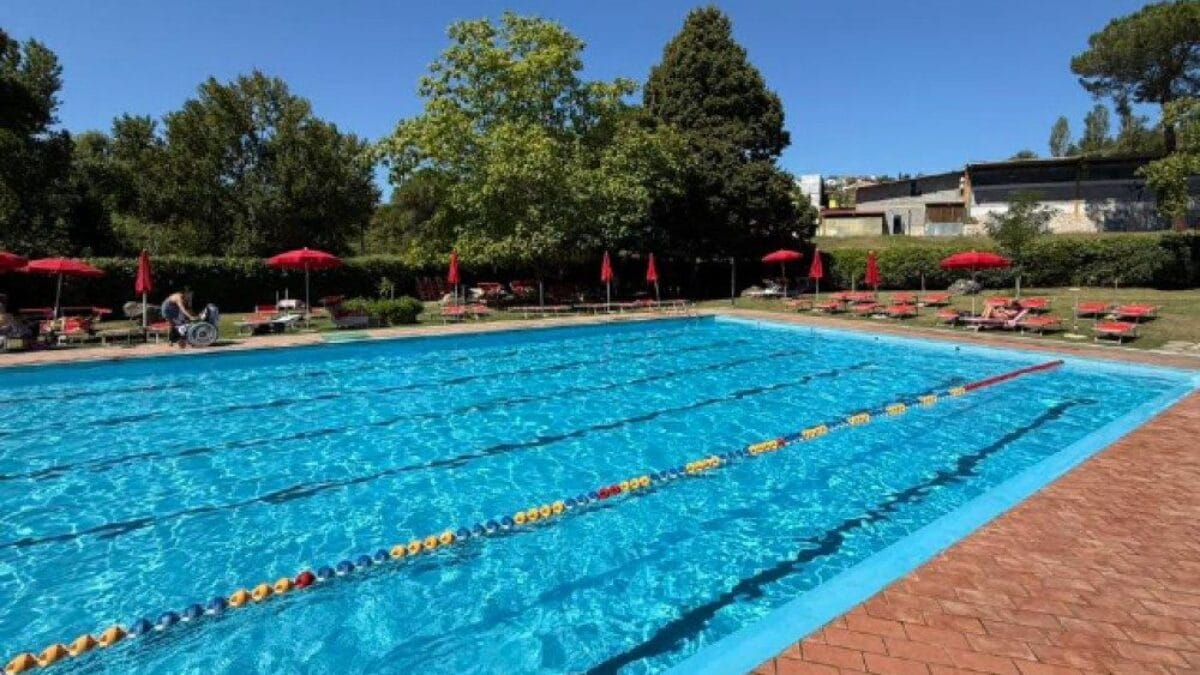 La piscina di Mentana (Foto Facebook)