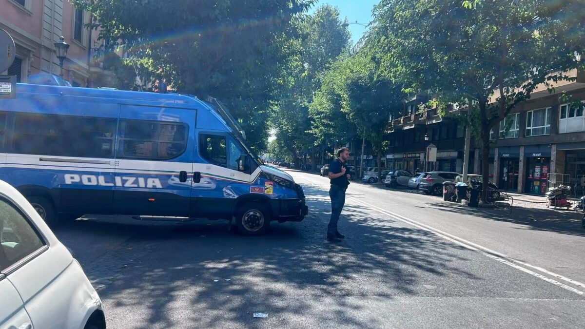 La polizia fuori dall'edificio di Spin Time