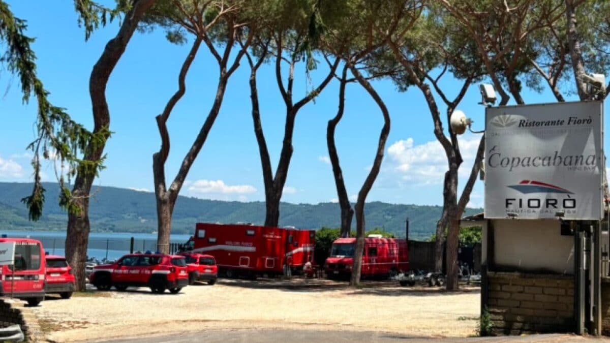 Uno dei parcheggi del ristorante Fiorò, dove si trovano i mezzi delle forze dell'ordine