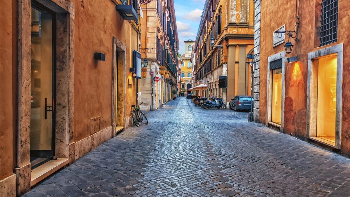 Una delle strade romane senza alberi