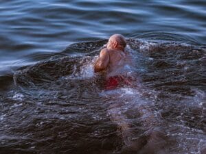 Anziano muore dopo un tuffo a Ostia