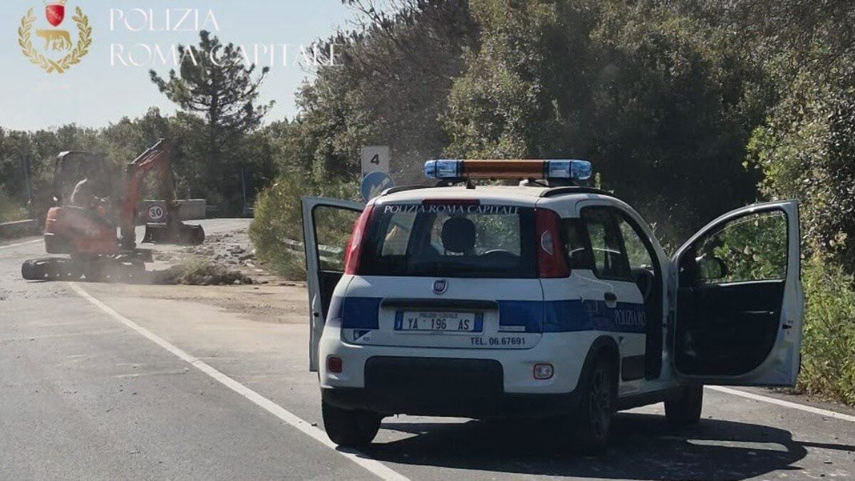La polizia locale per la chiusura di via Litoranea