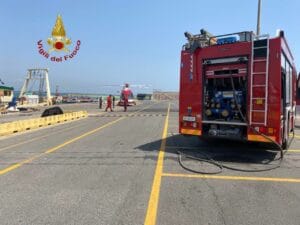Incendio su imbarcazione al largo di Torvaianica