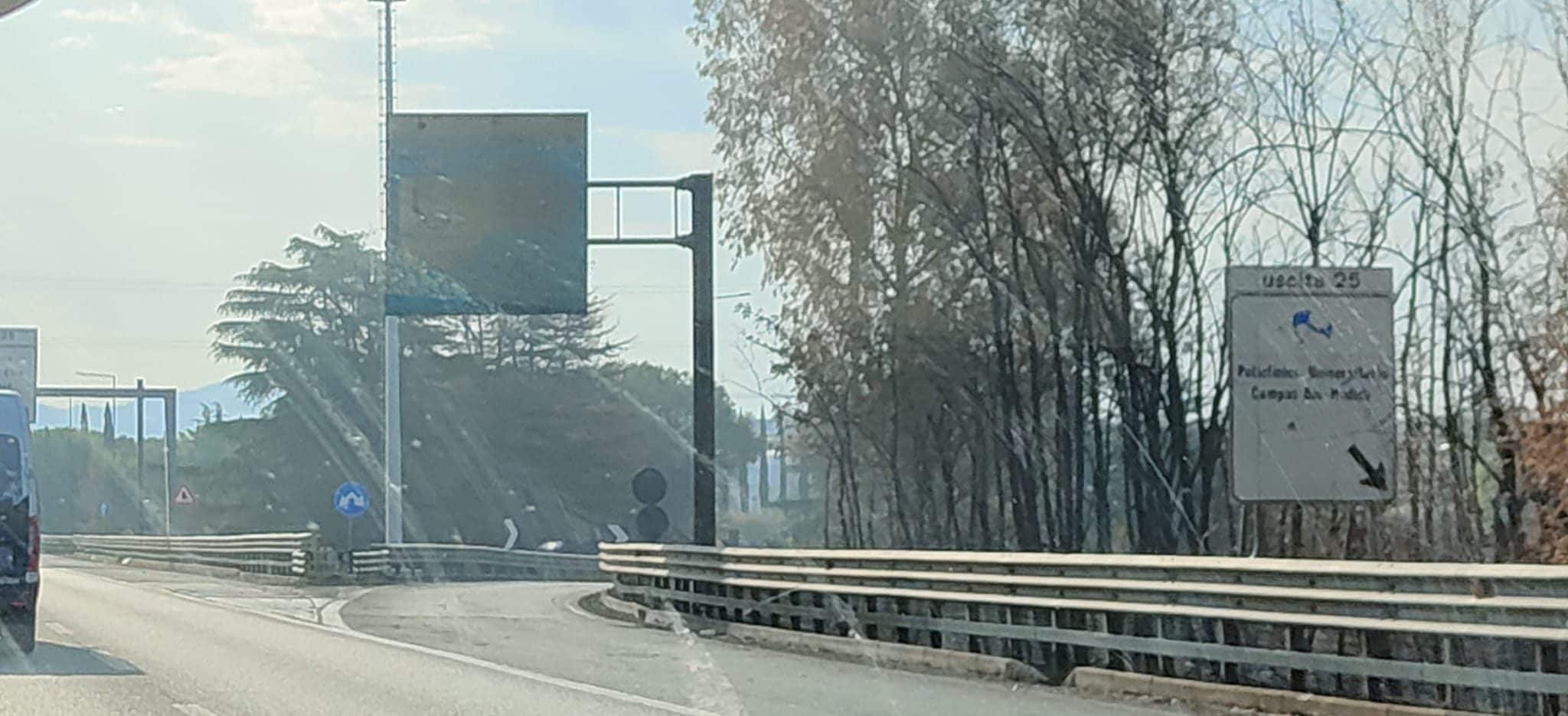 Il cartello dell'uscita del Gra Laurentina annerito. Inviato a Fanpage.it da un lettore.