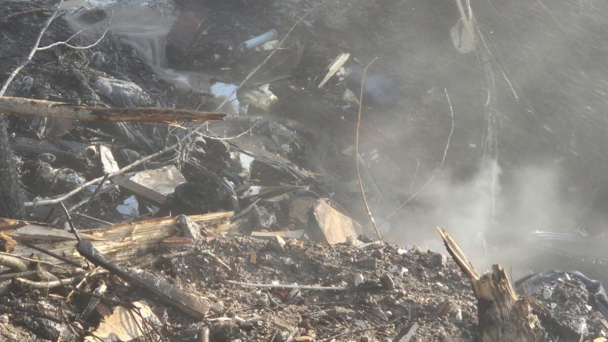 Il fumo che esce dal terreno, foto da Arpa Lazio.
