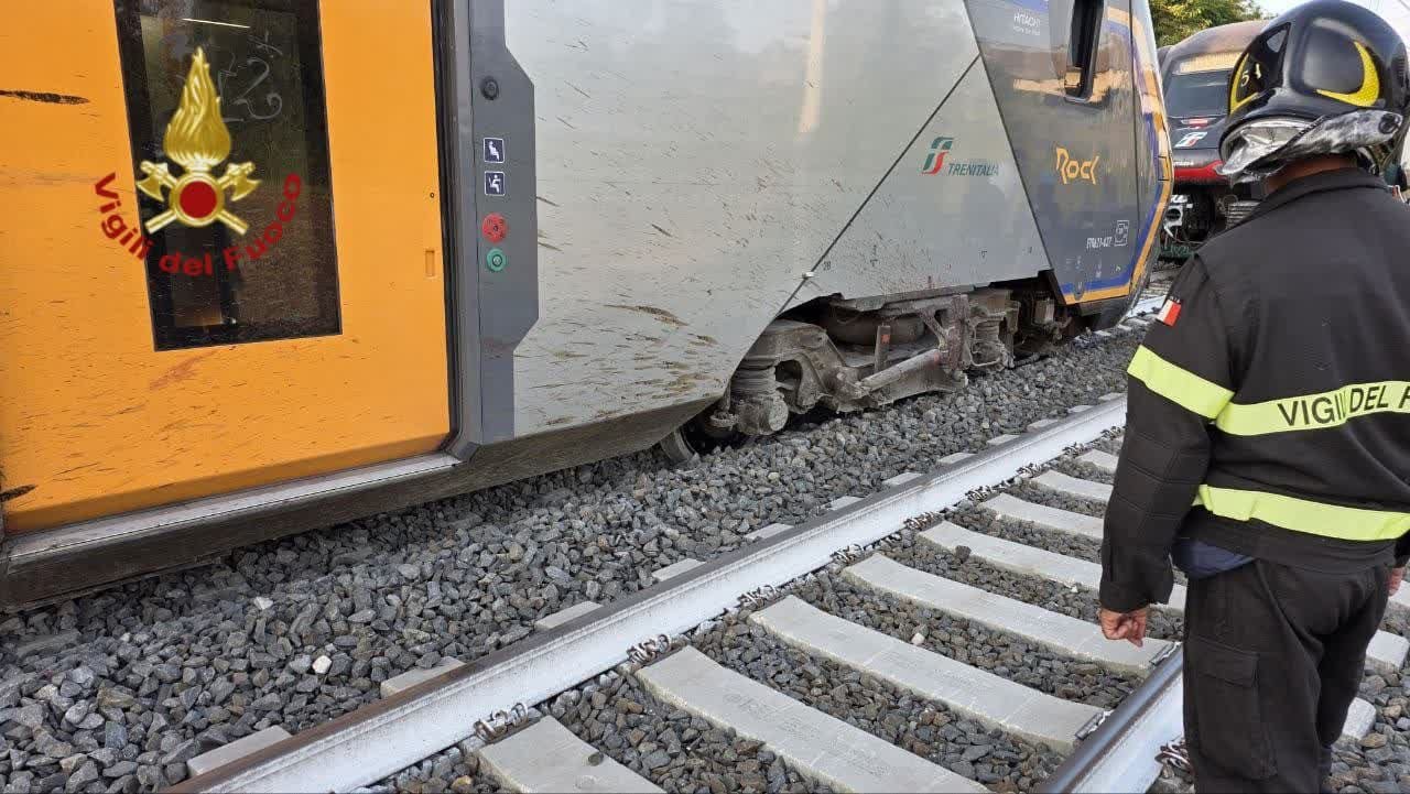 Il treno deragliato.