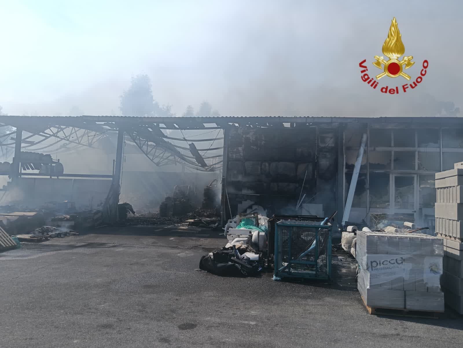 Il capannone distrutto dalle fiamme a Casalotti