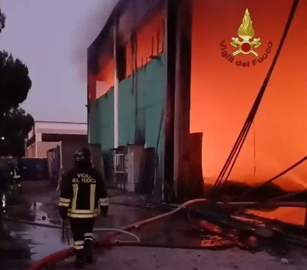 Il capannone in fiamme a Guidonia