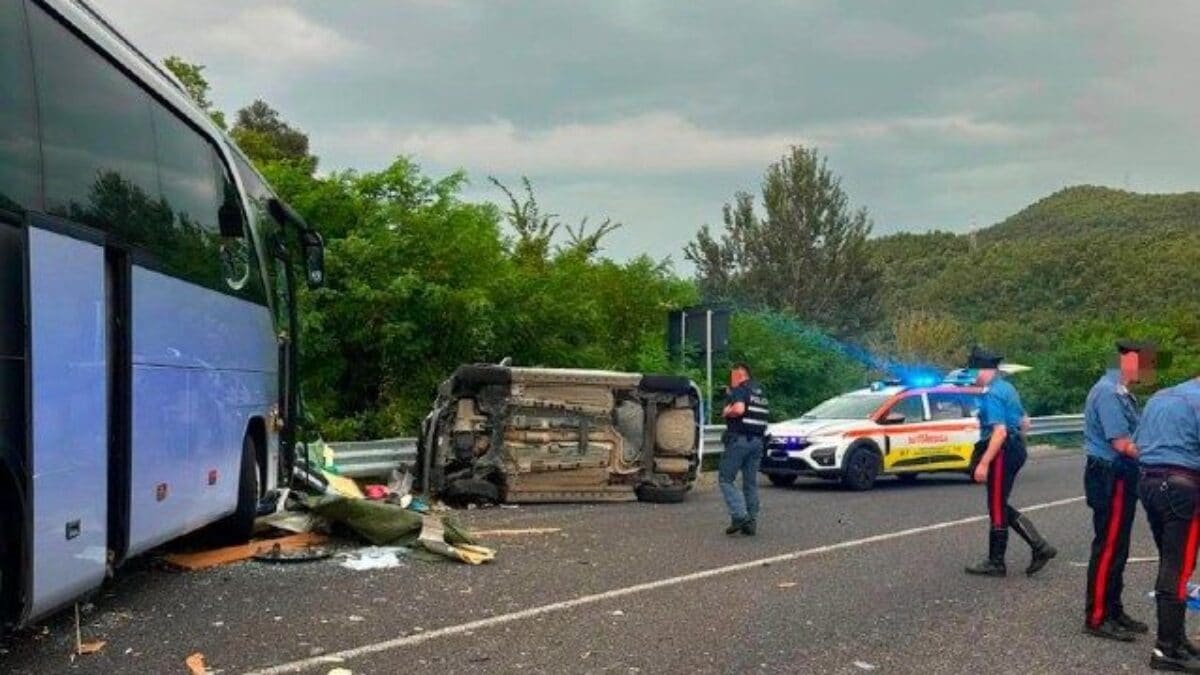 Il pullman e una delle auto coinvolte