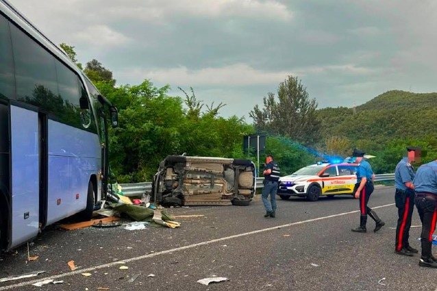 Il pullman e una delle auto coinvolte