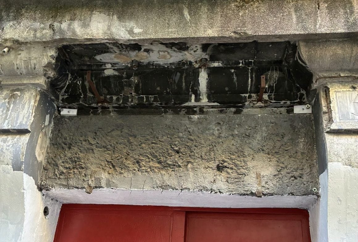 Vandalizzata la sede del Partito democratico a Roma: insegna divelta e scritte fasciste