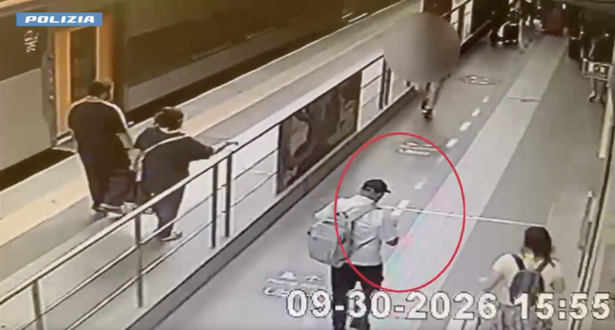 Rapina due anziani fingendosi carabiniere e fugge in treno: arrestato a Termini con pistola e gioielli
