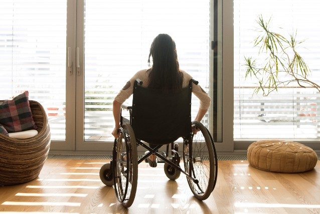Daniela con disabilità motoria: "Rischio di rompermi il collo per le buche di Roma, prigioniera in casa"