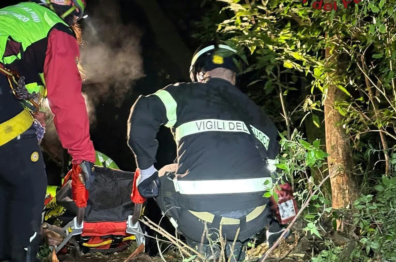 Mazzano Romano, uomo scompare nel bosco: trovato morto dagli amici in fondo a un crepaccio