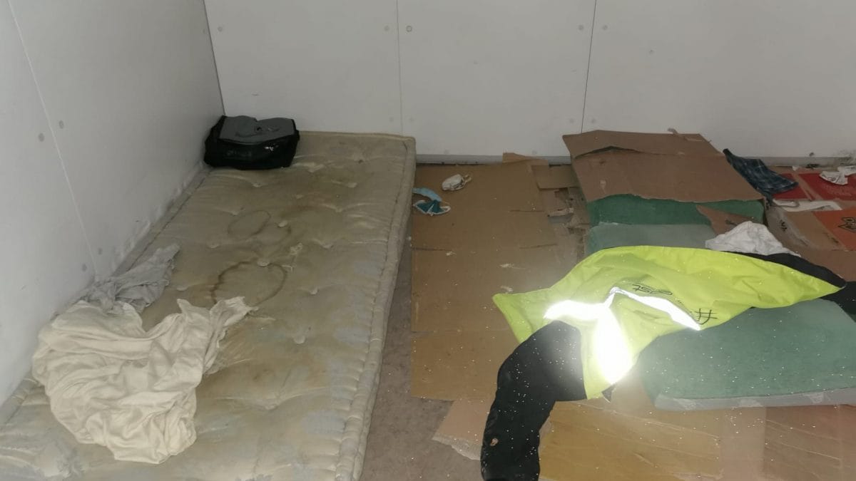 Il mercato abbandonato in cui viveva il 24enne arrestato per lo stupro al Monte Stella (Foto MiaNews)