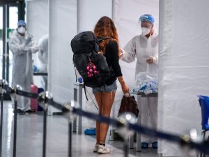 Tamponi in aeroporto (Immagine di archivio)