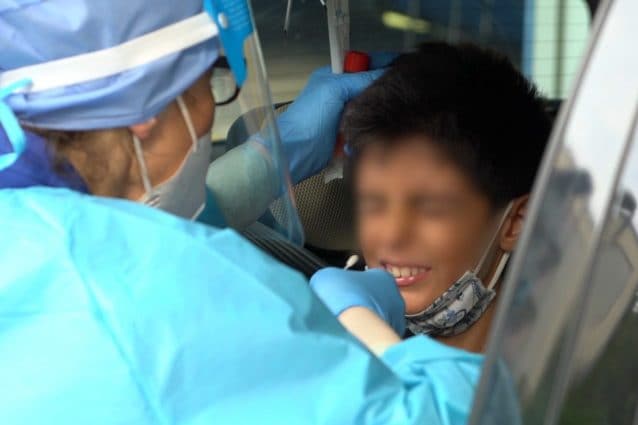 Uno studente mentre esegue il tampone in uno dei punti sanitari