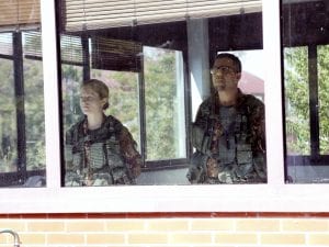 Militari di guardia nel cpr di via Corelli (foto LaPresse)