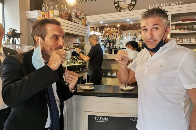 Il presidente della Lombardia Attilio Fontana con il paziente uno Mattia Maestri