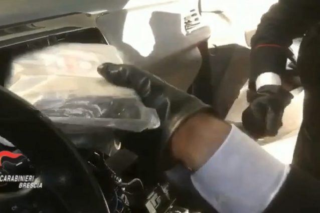 La cocaina trovata nel doppiofondo di una delle automobili (Carabinieri Brescia)