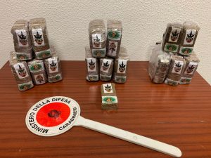 La droga sequestrata dai carabinieri a un uomo di 32 anni