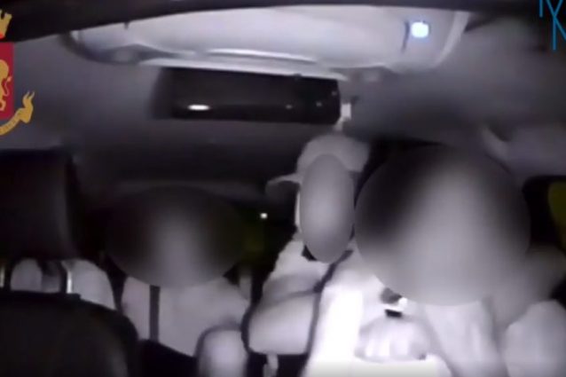 Un frame del video pubblicato da MiaNews in cui si vede il tassista mentre viene rapinato