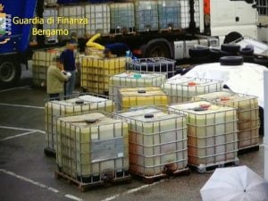 Parte della benzina sequestrata dalla guardia di finanza (Gdf Bergamo)