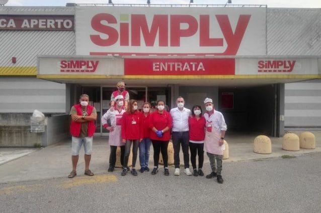 Alcuni lavoratori del supermercato Simply di via della Ferrera a Milano