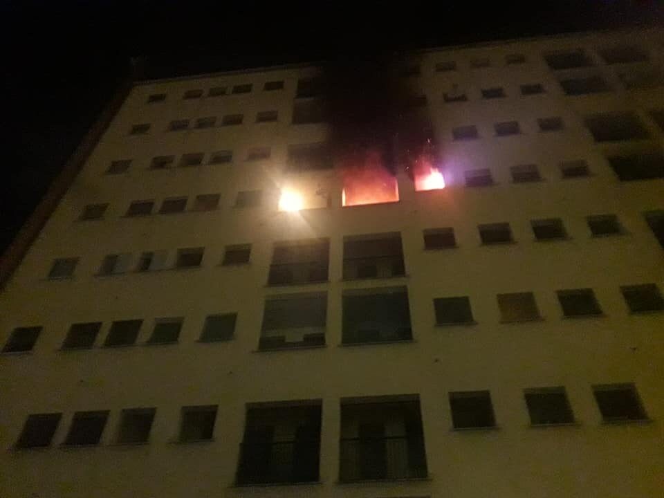 L’incendio in via Cittadini (Foto di Fabio Galesi via Facebook)