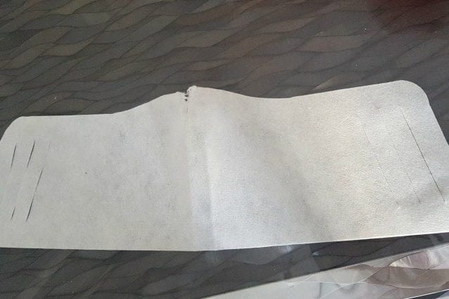 La mascherina a fascia distribuita in una scuola di Cassano Magnago (fonte: Facebook)
