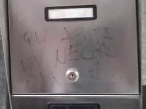 La scritta trovata da Souflan sulla cassetta della posta (Facebook)