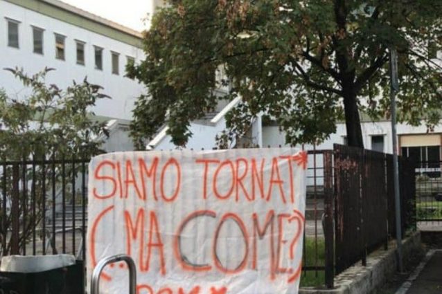 (Uno degli striscioni appesi da Rete studenti davanti una scuola di Milano)