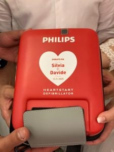 Il defibrillatore donato dalla coppia di sposi (Fanpage.it)