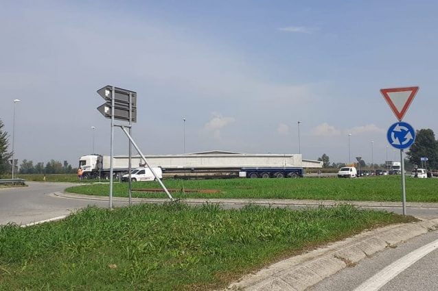 Il tir che ha bloccato Trenzano (Foto da Facebook)