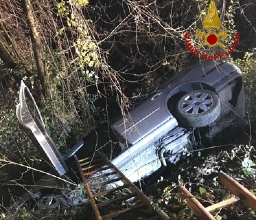 Esce di strada con l'auto e piomba in una scarpata nel Bresciano: morto ...