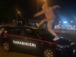 Il trapper che salta sulla volante dei carabinieri di Cinisello Balsamo