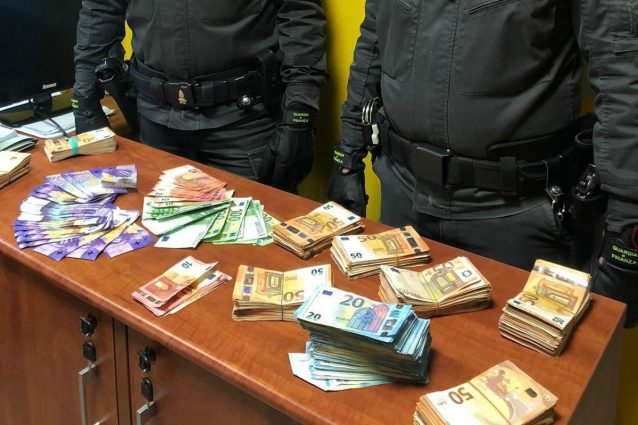 I soldi e i franchi trovati nel cruscotto della macchina (Fonte: Guardia di finanza Como)