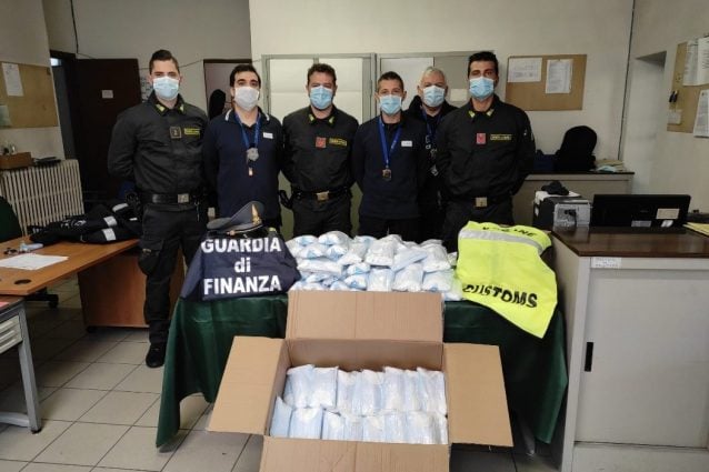 Le mascherine sequestrate (Foto: Gdf)