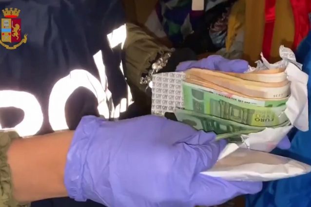 Alcuni soldi trovati nel freezer del ricettatore egiziano (Fonte: Questura di Milano)