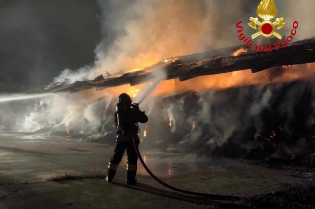 Un incendio che ha interessato un fienile a Vernate (Foto: Vigili del fuoco)